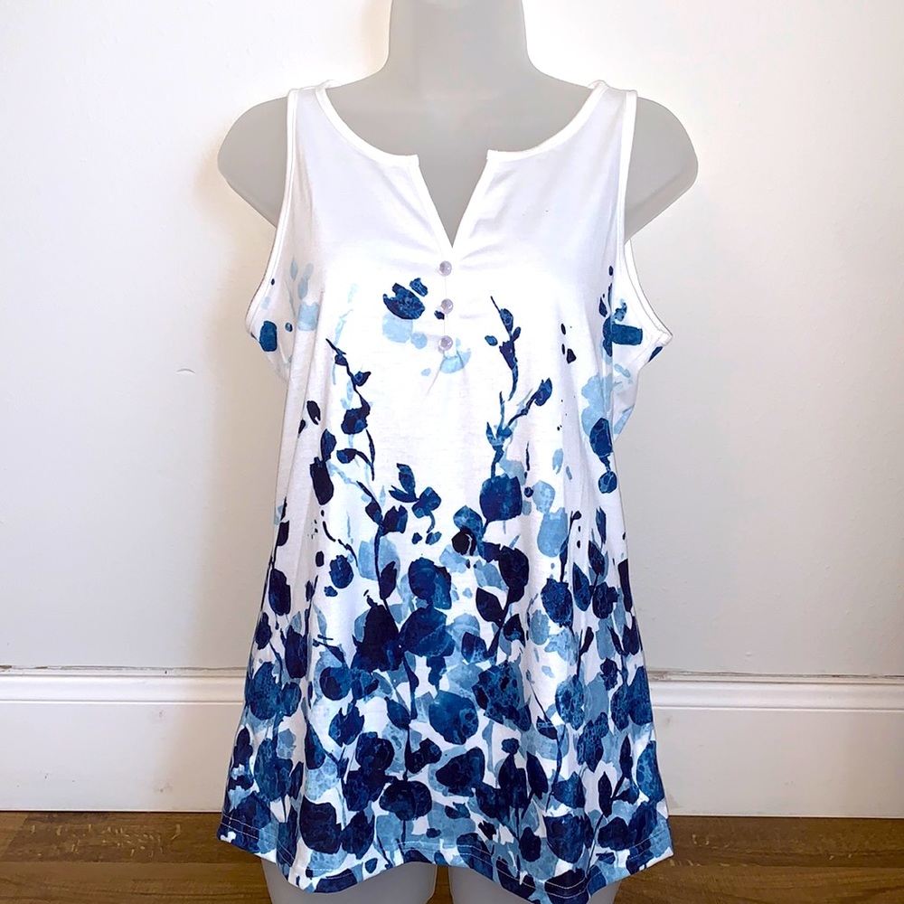 NWT Floral sleeves T-shirt. Size small.